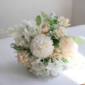 Détail des roses crème et des chrysanthèmes blancs dans un bouquet de style nordique
