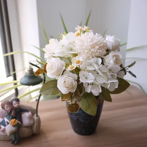 Nahaufnahme eines eleganten weißen künstlichen Rosen- und Chrysanthemenstraußes für Deko