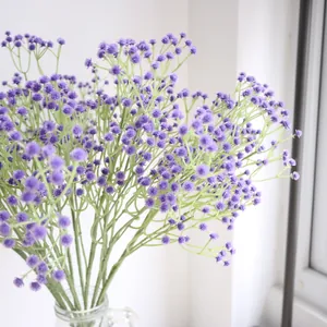 Nahaufnahme violetter künstlicher Schleierkrautblüten für elegante Heim- und Hochzeitsdeko