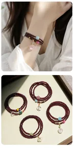 Vue détaillée de bracelets en perles de grenat avec breloques en pierre et verrous Ruyi