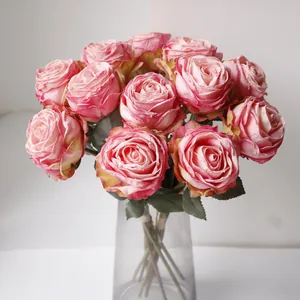 Nahaufnahme künstlicher französischer Litschi-Rosen mit Vintage-Säumen in Vase