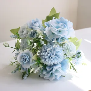 Gros plan détaillé d'un élégant bouquet de roses bleues artificielles pour mariage