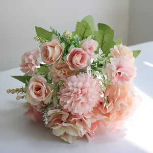 Vue détaillée en gros plan d'un bouquet de roses artificielles roses très réalistes