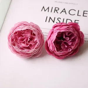 Gedetailleerd overzicht van twee roze kunstzijde pioenbloemhoofdjes voor DIY haaraccessoires
