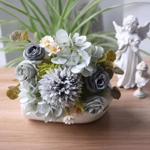 Detailaufnahme eines künstlichen Herbststraußes mit grauen Rosen und Chrysanthemen