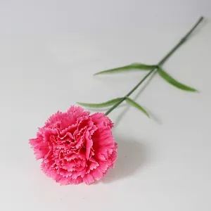Vista detallada de un clavel rosa artificial con pétalos rizados y tallo verde realista