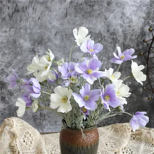 Primo piano di fiori di cosmo artificiali in un vaso di ceramica