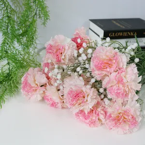 Detalle de claveles rosas artificiales y flores blancas de paniculata para decorar