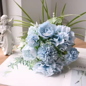 Gedetailleerde opname van blauw kunstmatig pioenroos en hortensia boeket voor decor