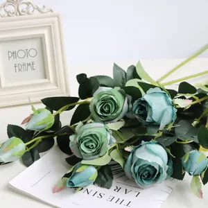 Gros plan de roses artificielles bulgares dans des tons vintage bleu et vert.