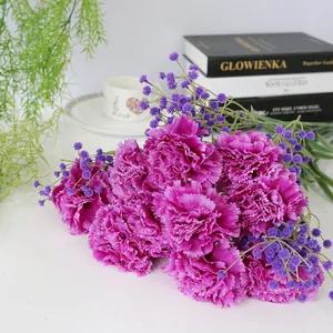 Vista detallada de un ramo de claveles rosas artificiales y paniculata para decoración