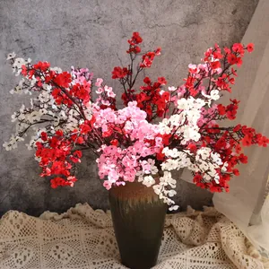 Vista detallada de flores artificiales de aliento de bebé en rojo, rosa y blanco puro