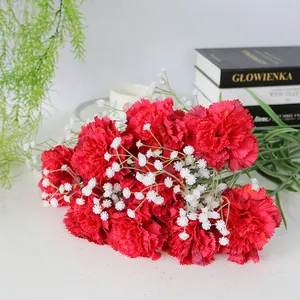 Elegante ramo de claveles rojos artificiales con decoración de gipsófila blanca