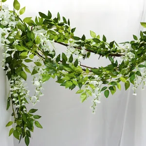 Elegante kunstmatige witte blauwe regen rank met groene bladeren decor