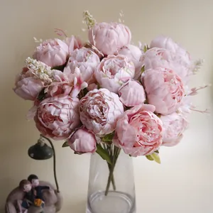 Detailansicht eines realistischen 13-köpfigen rosa Kunstpfingstrosen-Bouquets in Glasvase