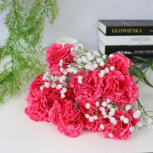 Vista detallada de claveles artificiales rosa vibrante mezclados con paniculata blanca