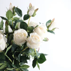 Gros plan détaillé de roses blanches artificielles bulgares aux pétales et feuilles réalistes