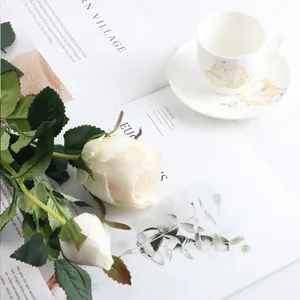 Détail de roses artificielles blanches réalistes pour une déco maison et mariage chic.