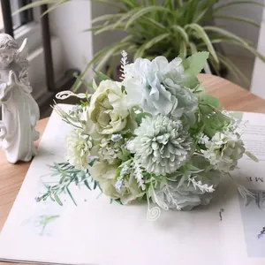 Detailopname van een kunstmatig boeket pioenrozen en hortensia's in gedempte groentinten