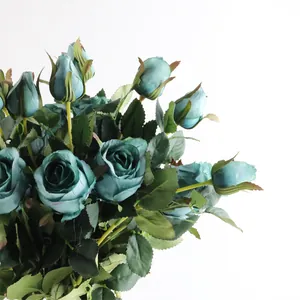 Vue détaillée de roses artificielles bulgares de couleur bleu sarcelle à l'huile