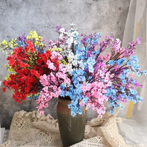 Detalle de flores de gypsophila artificiales multicolores en un jarrón de cerámica