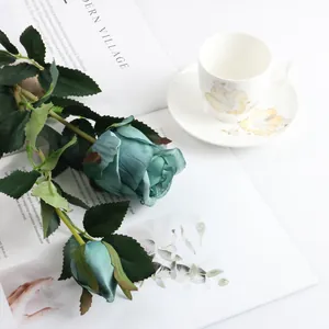 Vue détaillée d'une rose artificielle bleu sarcelle au style de peinture à l'huile