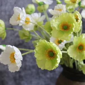 Primer plano detallado de amapolas de Islandia artificiales de seda verde y blanca