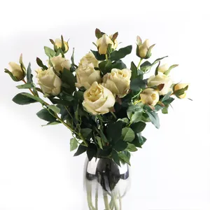 Roses artificielles champagne élégantes dans un vase argenté pour décor de mariage