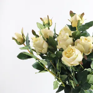 Vue macro de roses bulgares artificielles avec pétales et feuilles réalistes