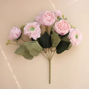 Primer plano de un ramo de peonías y hortensias artificiales rosas para decoración