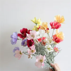 Vista dettagliata di fiori di cosmo artificiali colorati con petali di seta realistici