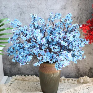 Nahaufnahme von blauen künstlichen Schleierkrautblüten in einer Vase.