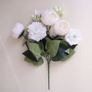 Vista detallada de un ramo de flores artificiales de 5 cabezas con peonías blancas.