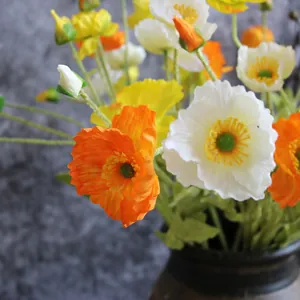 Primer plano de vibrantes flores artificiales de amapola de Islandia en seda naranja