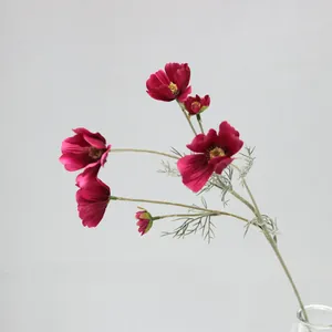 Vista dettagliata dei fiori di cosmo artificiali bordeaux con petali di seta realistici