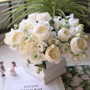 Detalle de un elegante ramo de peonías y hortensias artificiales blancas en jarrón