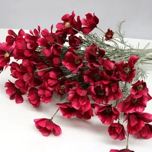 Primo piano di fiori di cosmo in seta artificiale bordeaux per decorazioni