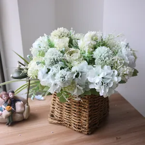 Close-up van elegant Noordse stijl kunstmatige pioenroos en hortensia boeket in mand