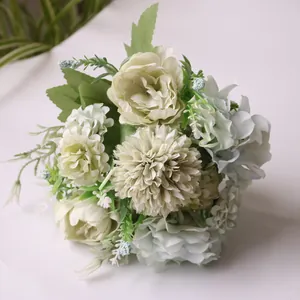 Gedetailleerd overzicht van kunstmatig boeket pioenrozen en hortensia's in groenwit