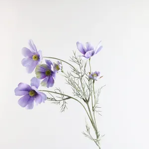 Dettaglio macro del fiore di Cosmos artificiale viola con petali in tessuto di seta