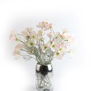 Primo piano di fiori di cosmo in seta rosa e bianca in un elegante vaso di vetro