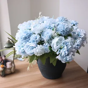 Close-up van kunstmatig blauw pioenroos en hortensia boeket in een rustieke vaas