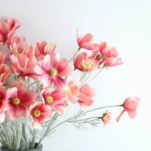 Dettaglio di fiori di cosmo rosa artificiali con petali in seta e steli realistici