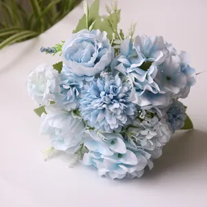 Gedetailleerde close-up van een kunstmatig blauw pioenroos en hortensia boeket voor decoratie