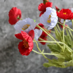 Primer plano detallado de flores de seda de amapola de Islandia artificiales en rojo y blanco