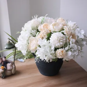 Gedetailleerd overzicht van een kunstmatig pioenroos en hortensia boeket in zwarte vaas
