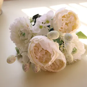 Elegante ramo de peonías artificiales crema con bayas verdes para decorar hogar