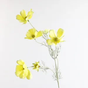 Vista ravvicinata di fiori di Cosmos in seta gialla per decorazioni eleganti per la casa