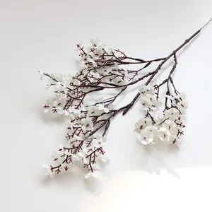 Primer plano de rama de flor de seda de paniculata blanca artificial para decoración
