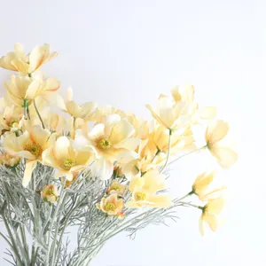 Vista macro dettagliata di un delicato bouquet di fiori di cosmo artificiali di seta